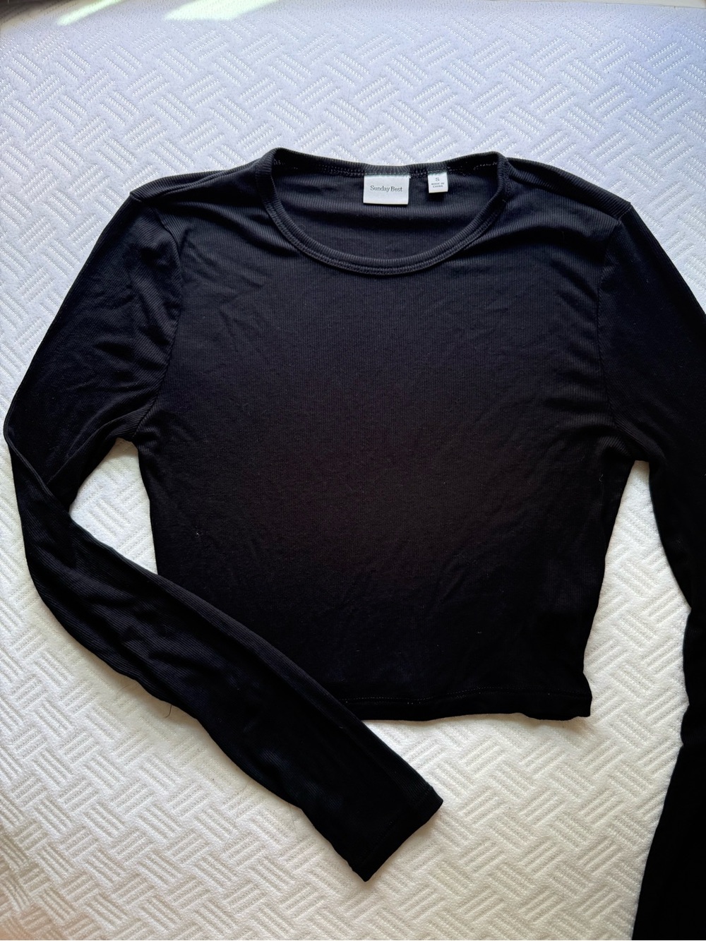Aritzia Black Long-Sleeve Cropped Top